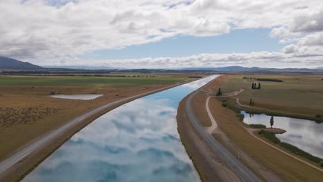 reflejo de nubes en los canales pukaki fuera de twizel, southland