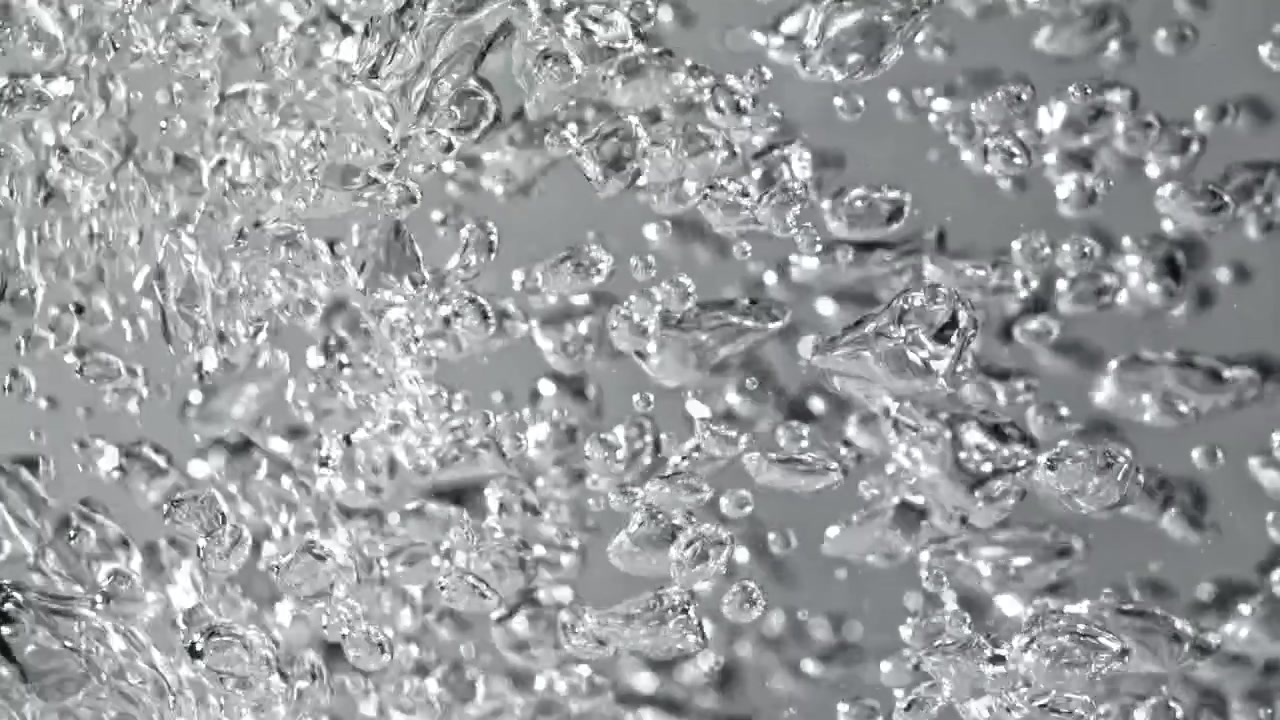Bolle d'aria chiare e scintillanti che salgono nell'acqua