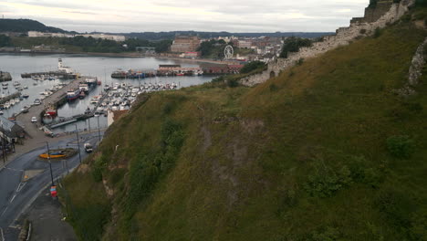 Einspielung-Der-Stadt-Und-Des-Hafens-Von-Scarborough-Von-Der-Nordseite-Aus-An-Einem-Bewölkten-Tag