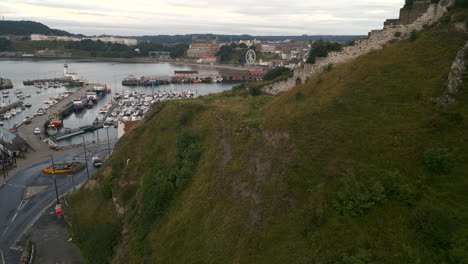 estableciendo una toma de la ciudad de scarborough y el puerto desde el lado norte en un día nublado