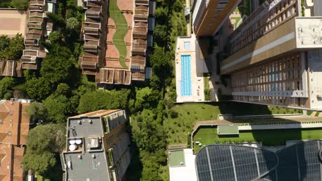 vista de arriba hacia abajo de lujosos edificios de gran altura, apartamentos, condominios y casas en el poblado barrio de medellín