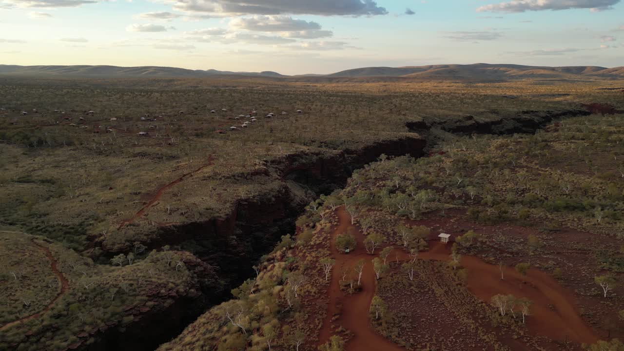 요프레 협곡 (joffre gorge) 과 배경에는 에코 리트리트 텐트 (eco retreat tents) 가 있습니다.