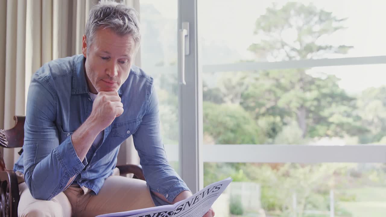 新聞を読んでいる男 4k