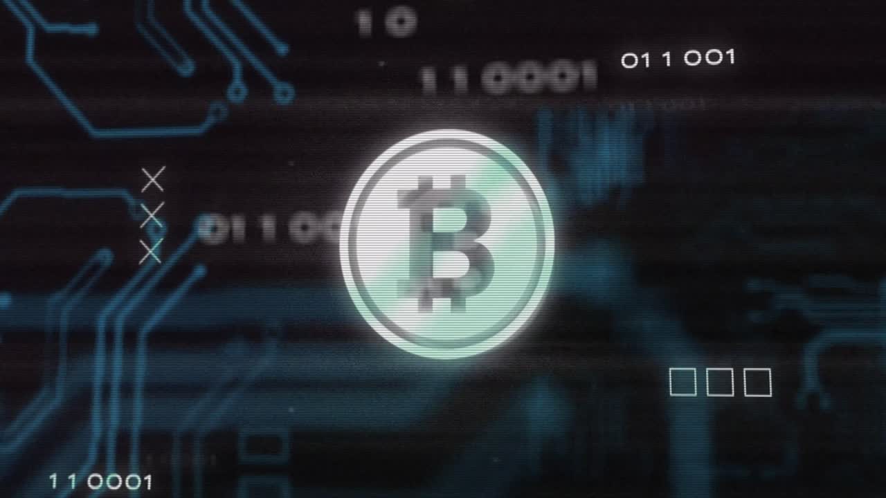 animación de interferencia sobre el símbolo de bitcoin, el procesamiento de datos y la placa de circuitos informáticos