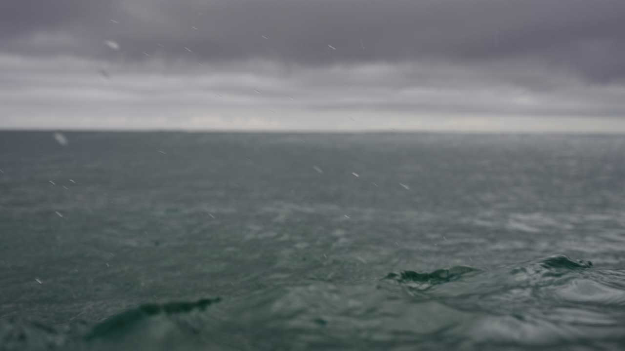 심해의 물속에서 곤경에 처해 아래로 가라앉았다가 다시 올라오는 관점