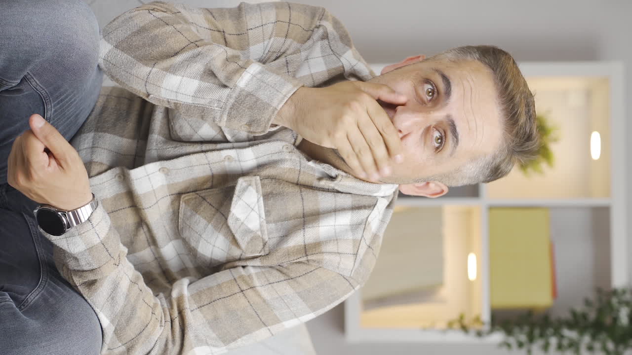vídeo vertical de un hombre con miedo y estrés.