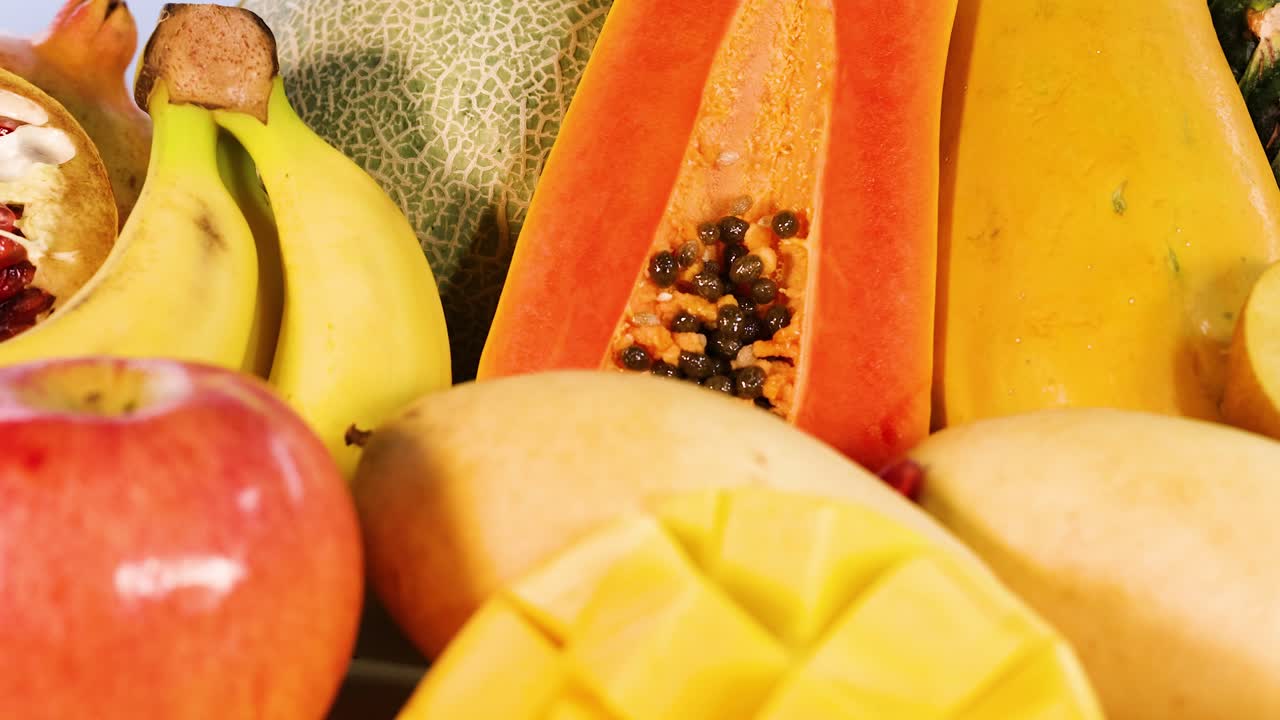 Un'esposizione vivace di vari frutti freschi