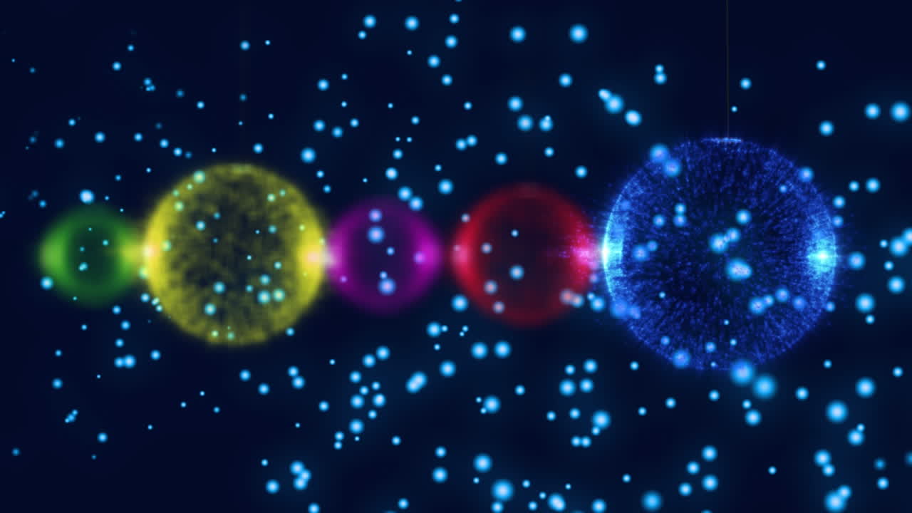 파란색 반 ⁇ 이는 반점이 배경에 매달린 다채로운 장난감을 움직이고 있습니다.