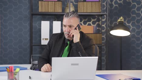 un hombre de negocios recibe malas noticias por teléfono.