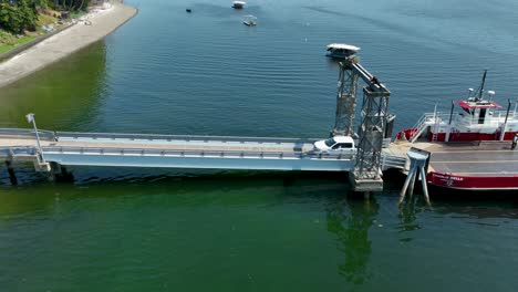 vista aérea de un camión blanco que sale del ferry de la isla herron