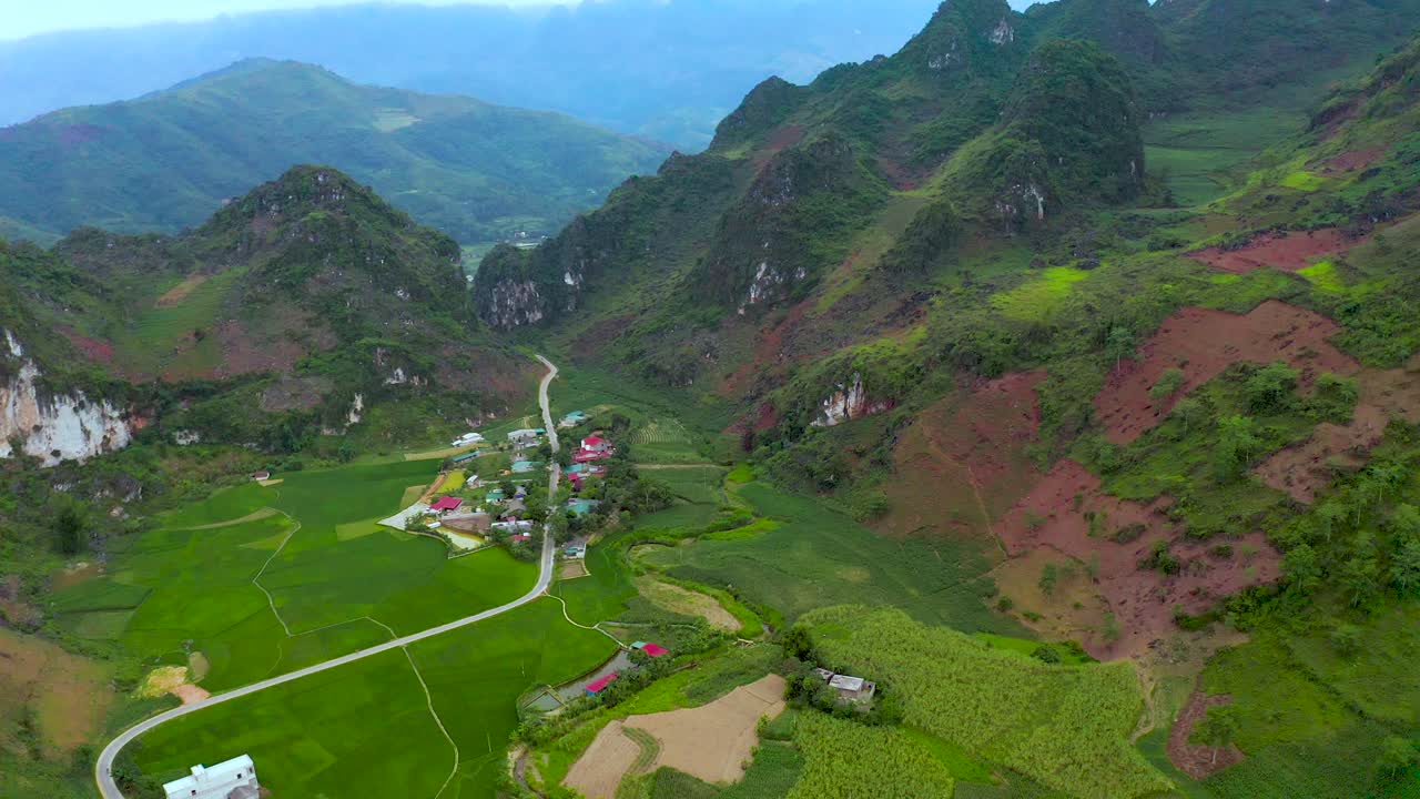 동 반 카르스트 고원 지질공원의 고원 계곡에 작은 마을이 있다