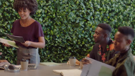 hombres de negocios afroamericanos se reúnen líder de equipo mujer compartiendo documentos corporativos colegas trabajando juntos en proyectos creativos lluvia de ideas en la presentación de la oficina