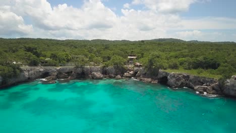 agua azul del océano en westend negril jamaica