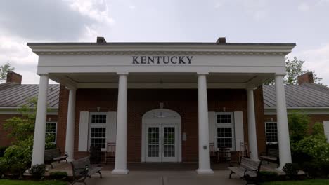 Edificio-Del-Centro-De-Bienvenida-De-Kentucky-Con-Video-De-Cardán-Caminando-Hacia-Adelante-En-Cámara-Lenta