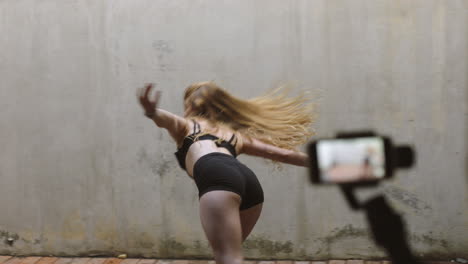 danza, video y música con una bailarina bailando
