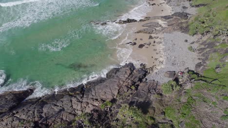 Olas-Oceánicas-Espumosas-Golpeando-La-Costa-Rocosa-De-La-Playa-De-Cabarita-En-Nueva-Gales-Del-Sur,-Australia---Toma-Aérea-De-Drones