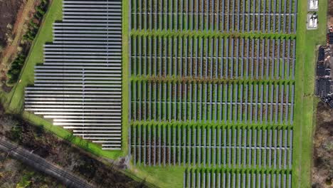 Granja-De-Paneles-Solares.-Vista-Aérea-De-Arriba-Hacia-Abajo