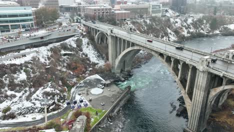 Toma-Aérea-Del-Puente-De-La-Calle-Monroe-En-Spokane,-Distrito-Del-Centro-De-Washington