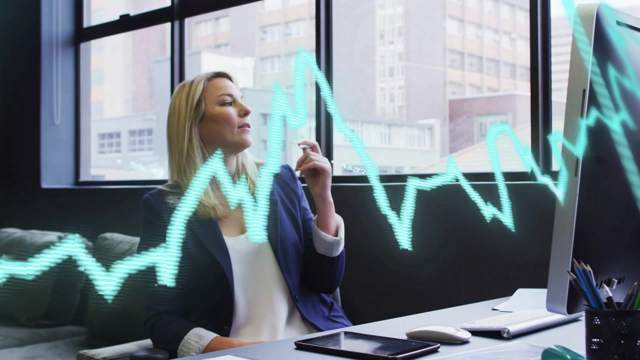 Analista donna che digita, lancia un'onda ciano e passa a tenere una penna, in cerca di approfondimenti finanziari.
