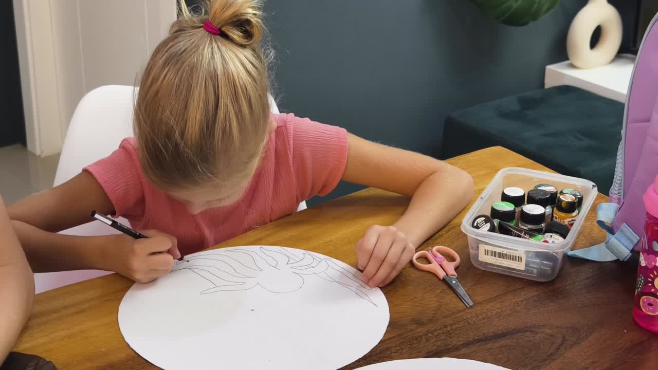 niño dibujando un pulpo en papel