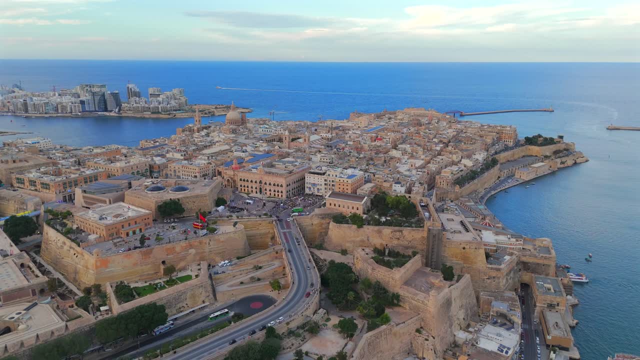 Scopri La Valletta dal cielo, dove la storia incontra viste mozzafiato del Mediterraneo.
