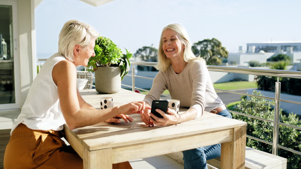 행복한 고위 친구들, 전화