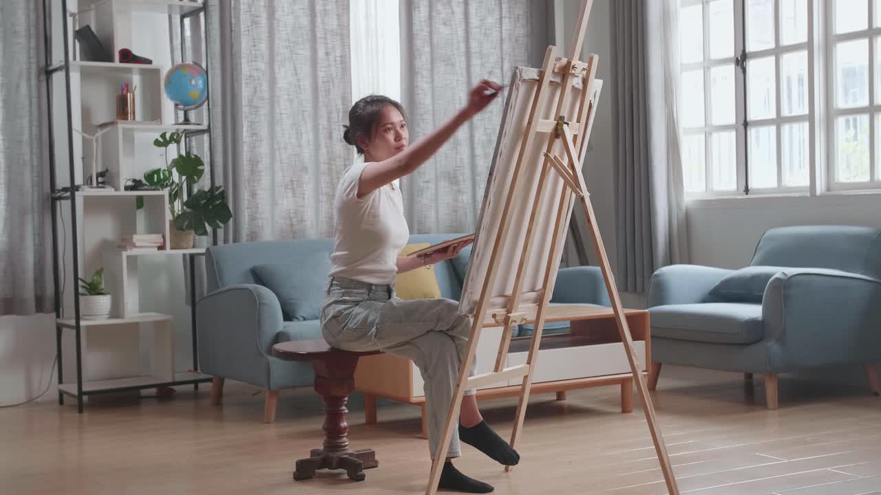 mujer pintando en casa