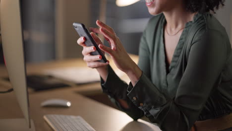 Geschäft,-Nacht-Und-Frau-Mit-Einem-Mobiltelefon