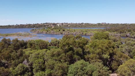 disparo panorámico de izquierda a derecha de rotary park wanneroo y el lago joondalup