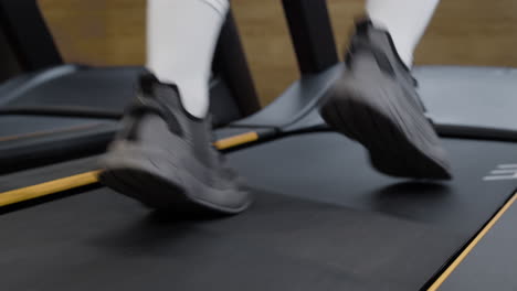 persona que corre en una cinta de correr