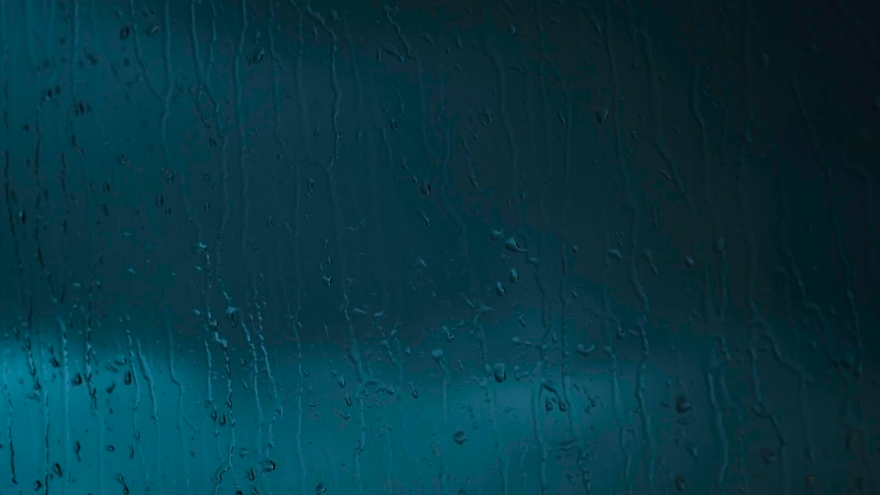 vista por la ventana en una noche lluviosa