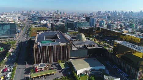 Toma-Aérea-De-Dolly-Out-De-La-Ciudad-De-Los-Sueños-En-La-Ciudad-De-Aseana,-Manila