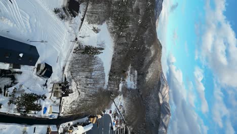 vista aérea de las montañas junto al lago nojiri, nagano, video de retrato