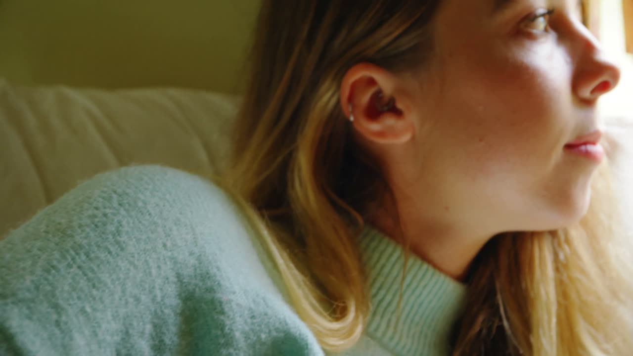 집 에서 침대 에서 창문 을 통해 보고 있는 여자 4k