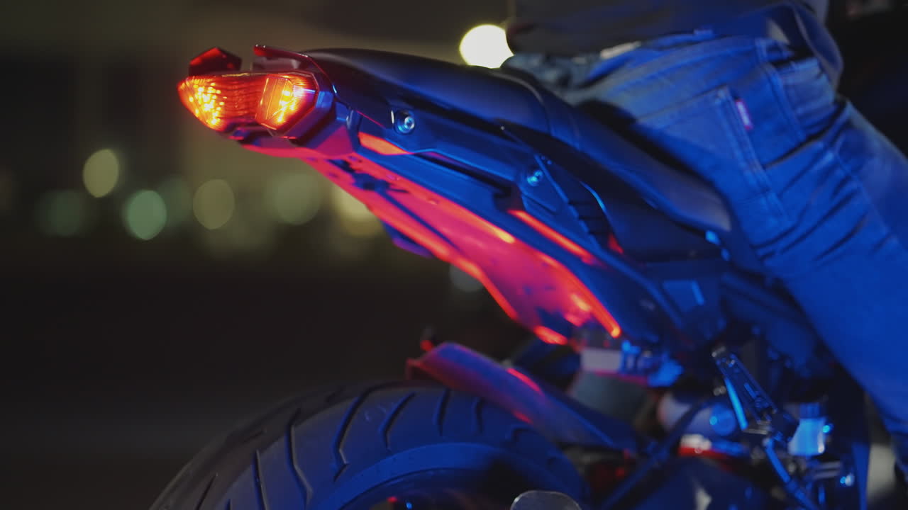 Luz trasera de motocicleta de noche