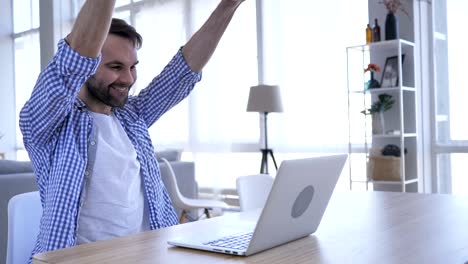 excitado hombre de barba que celebra el éxito, trabajando en una computadora portátil, 4k, de alta calidad