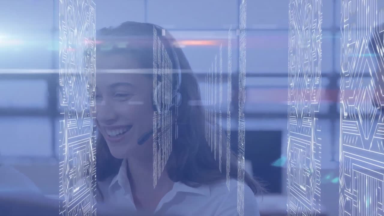 Connessioni di microprocessori su sfondo di una dirigente dell'assistenza clienti caucasica che parla con auricolare.