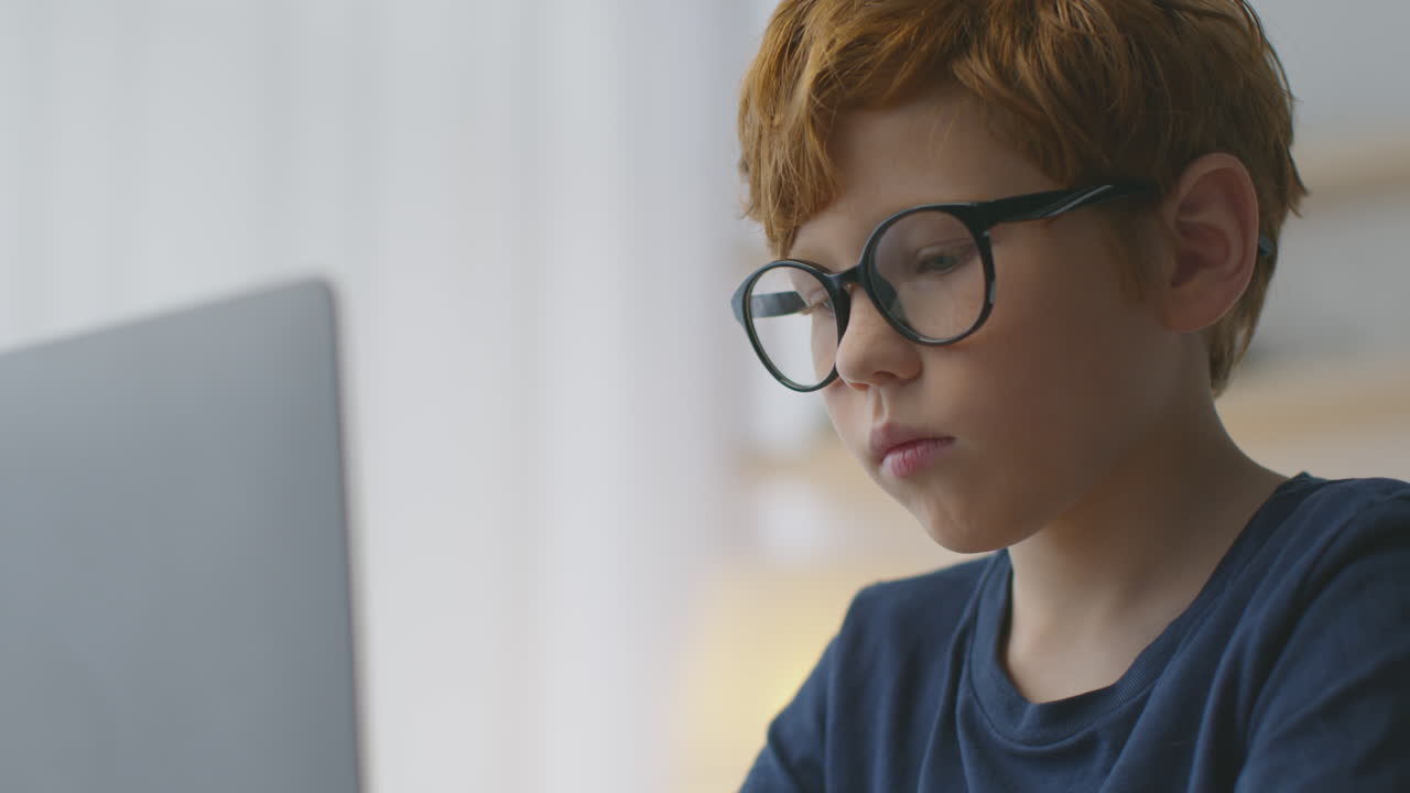 niño que usa una computadora portátil
