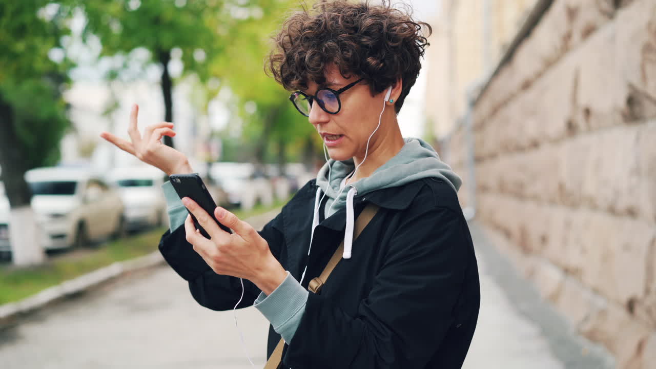 mujer usando teléfono inteligente al aire libre
