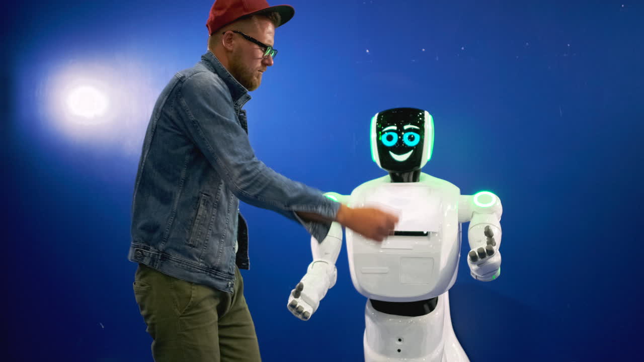hombre bailando con un robot amistoso