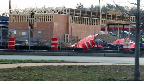 Drei-Männer-Arbeiten-Auf-Einer-Baustelle-In-Hannover,-Massachusetts,-In-Einer-Ruhigen-Straße