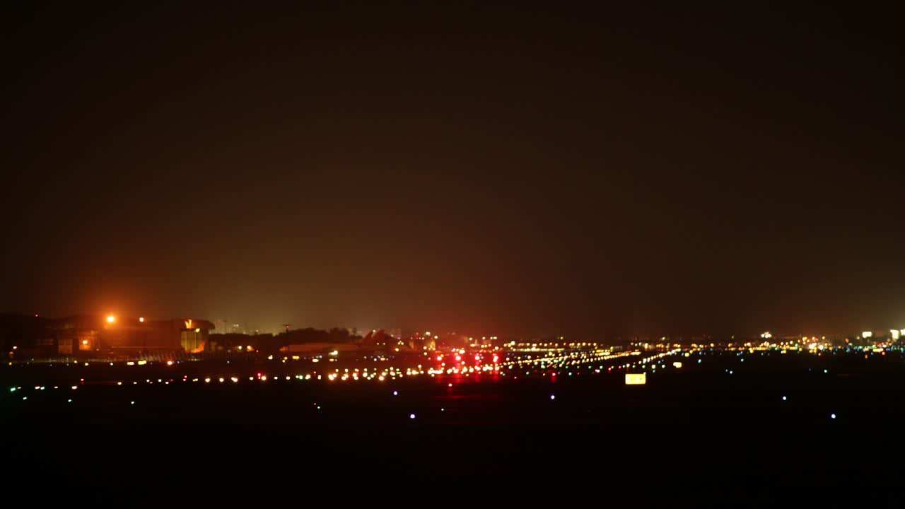 밤에 분주한 공항에서 비행기 이착륙 시간 경과 비디오