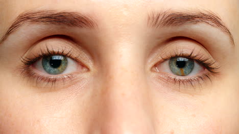 Woman-with-green-vision-eyes-blink-for-iris