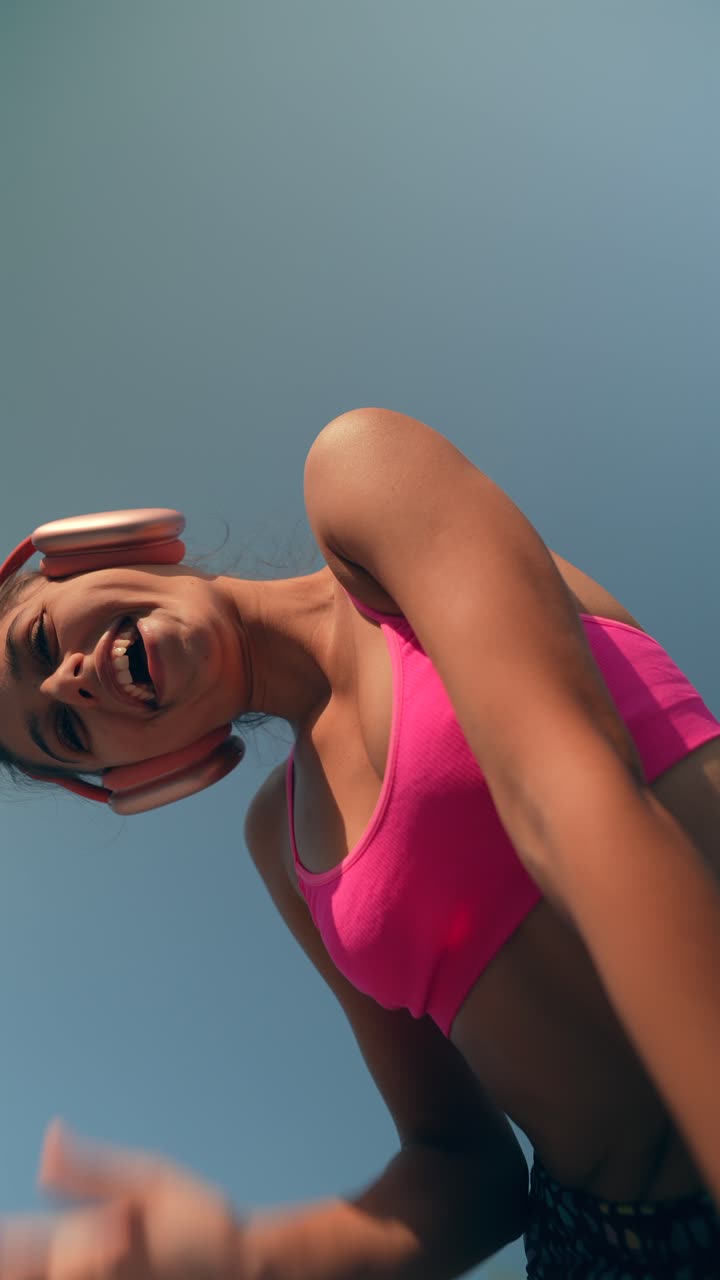 mujer joven haciendo ejercicio con auriculares