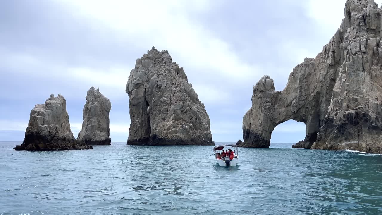 cabo san lucas mexico, el famoso arco al final de la tierra, visto desde un barco