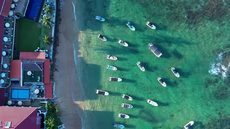 Vista-Aérea-De-Drones-De-Barcos-De-Pesca,-Buceo,-Yates-De-Vela-Atracados-En-La-Bahía-De-Arena-Con-Complejos-Hoteleros,-Actividades-Marinas-En-La-Playa-De-Tortugas,-Hikkaduwa,-Sri-Lanka,-Galle,-Asia,-Viajes,-Vacaciones