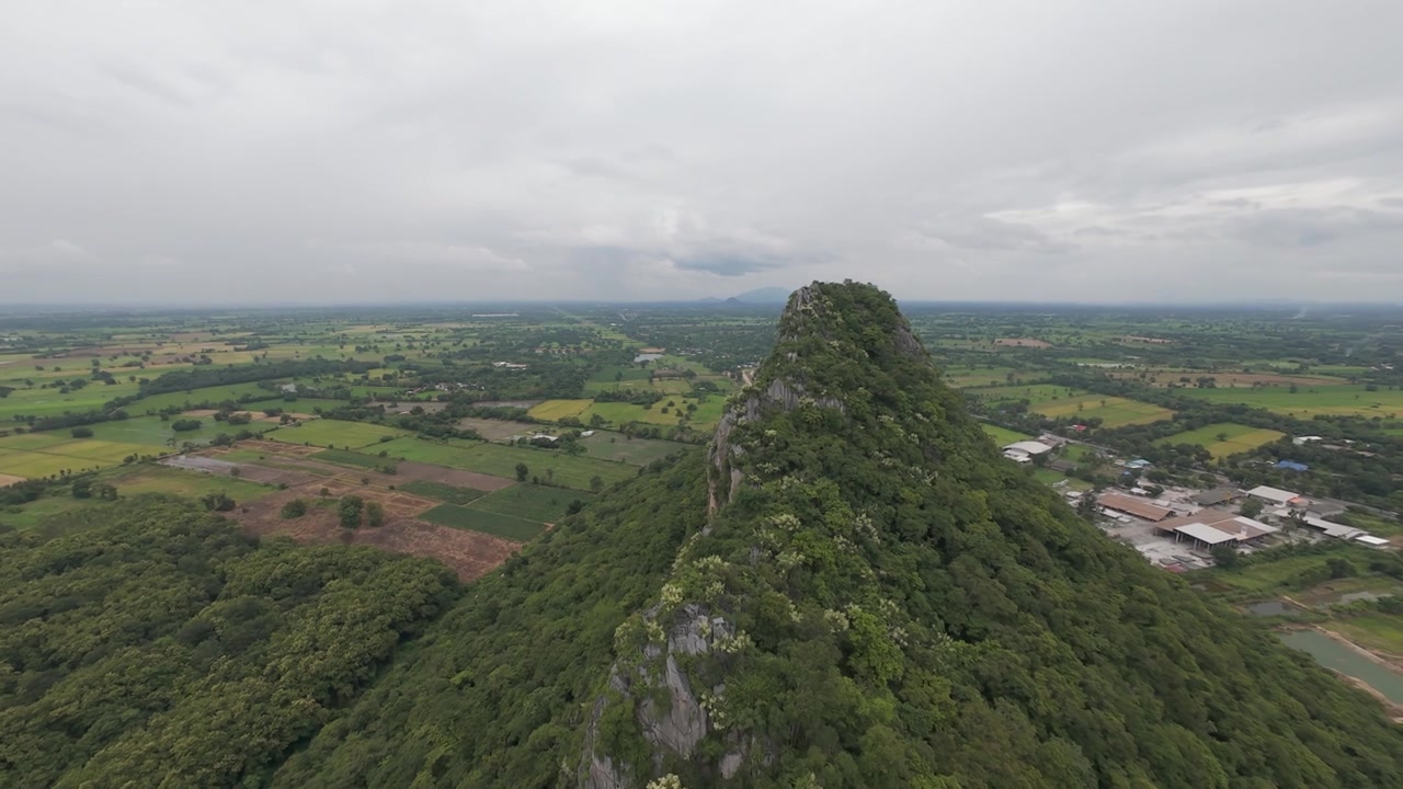 Volo FPV lungo la cresta sommitale del frastagliato monte Khao No in Thailandia.
