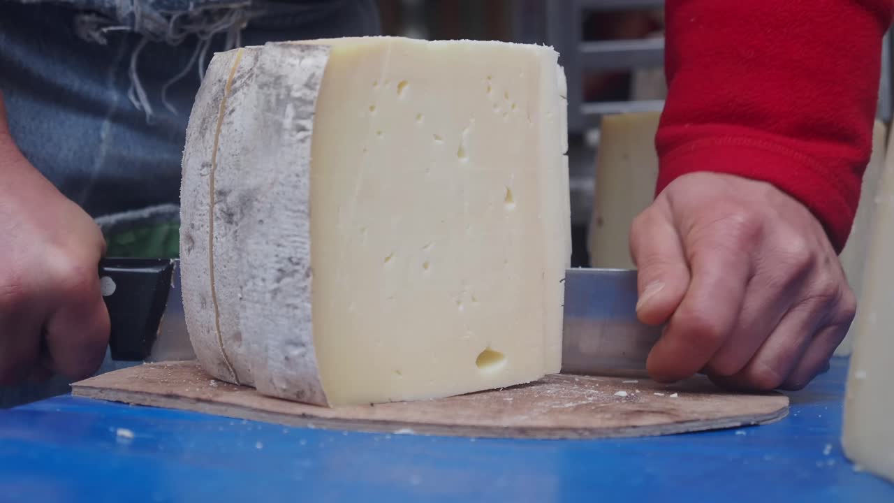 Taglio di un blocco di formaggio