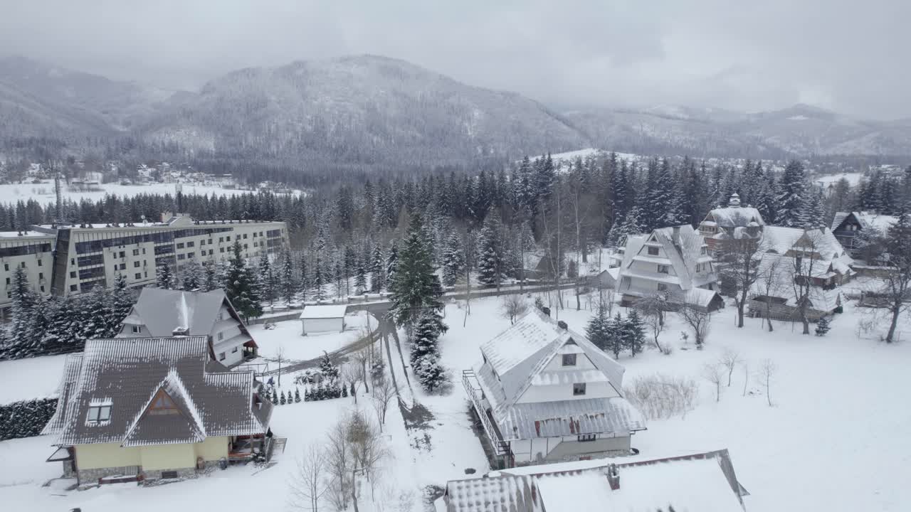 눈 덮인 산 마을