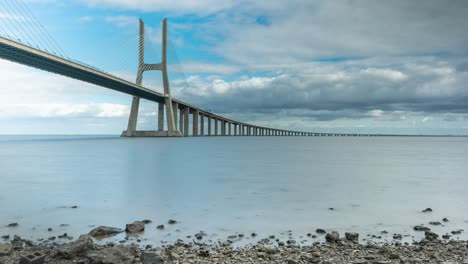 timelapse del puente vasco da gama en lisboa, portugal en un día nublado